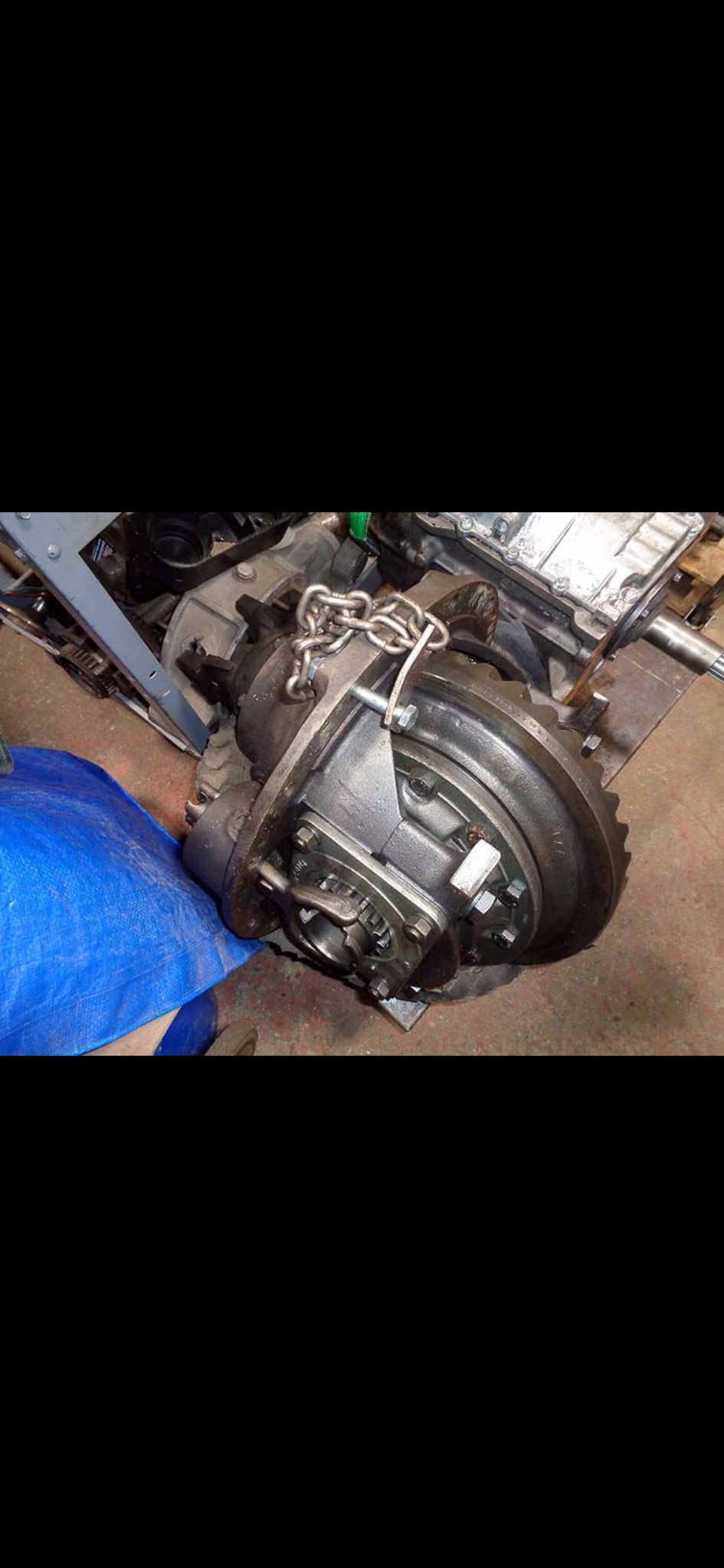 Drivetrain component housing and transmission part lined up